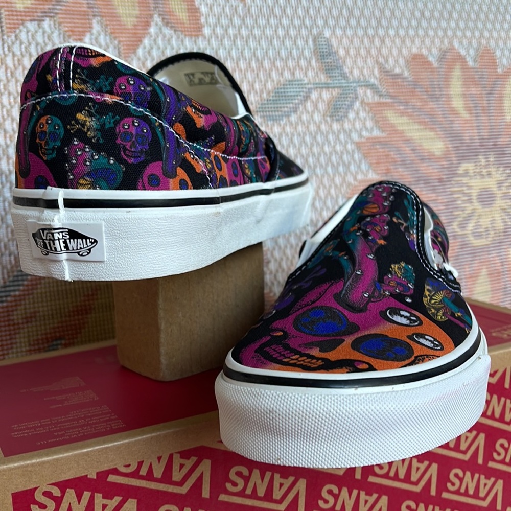 Vans Classic Slip-On
Trippy Drip Black Multi
VNOA7Q5DOZB
Men’s sneakers - Picture 10 of 16